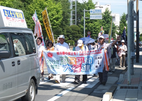行田市役所前を行く国民平和大行進.JPG